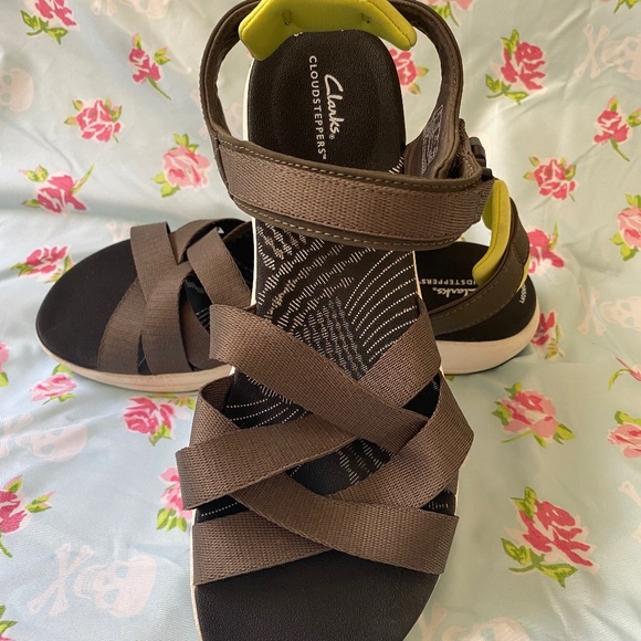 Clarks Cloudsteppers Olive Green Gray Sandal - Picture 1 of 10
